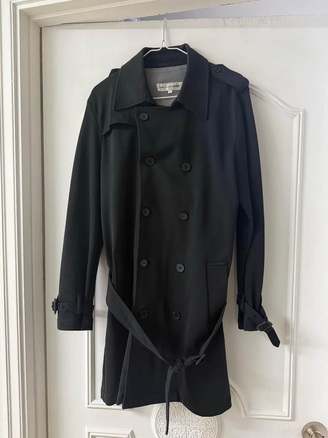 꼼데가르송 셔츠 라인의 블랙 벨티드 트렌치 숏코트 상품이미지3