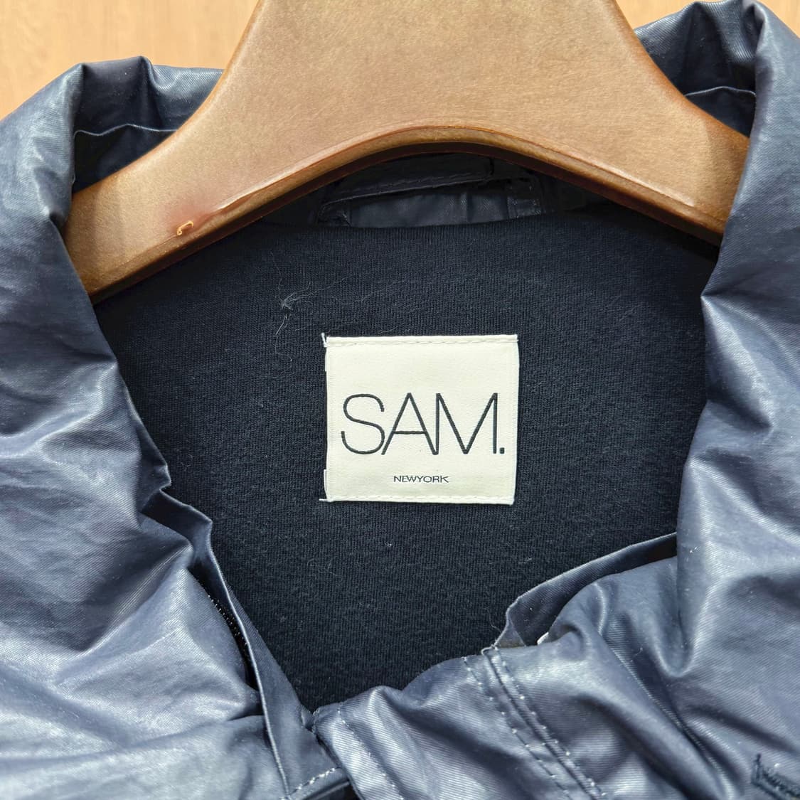 샘 뉴욕 코팅 파카 자켓 허리 밑단 스트링 플랩 지퍼 포켓 디테일 네이비 상품이미지7