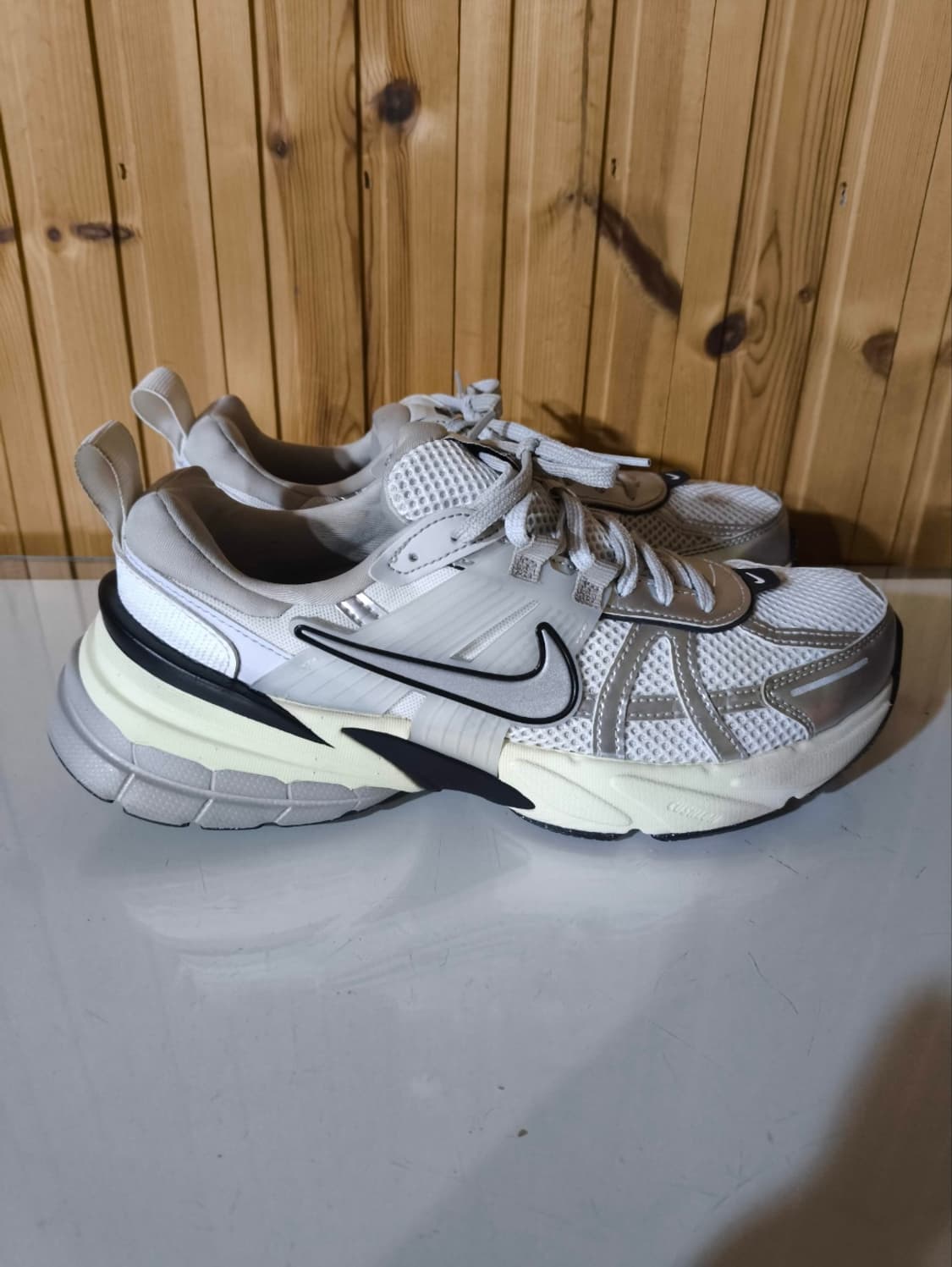 250mm 나이키 V2K 런 서밋 화이트 운동화 상품이미지2