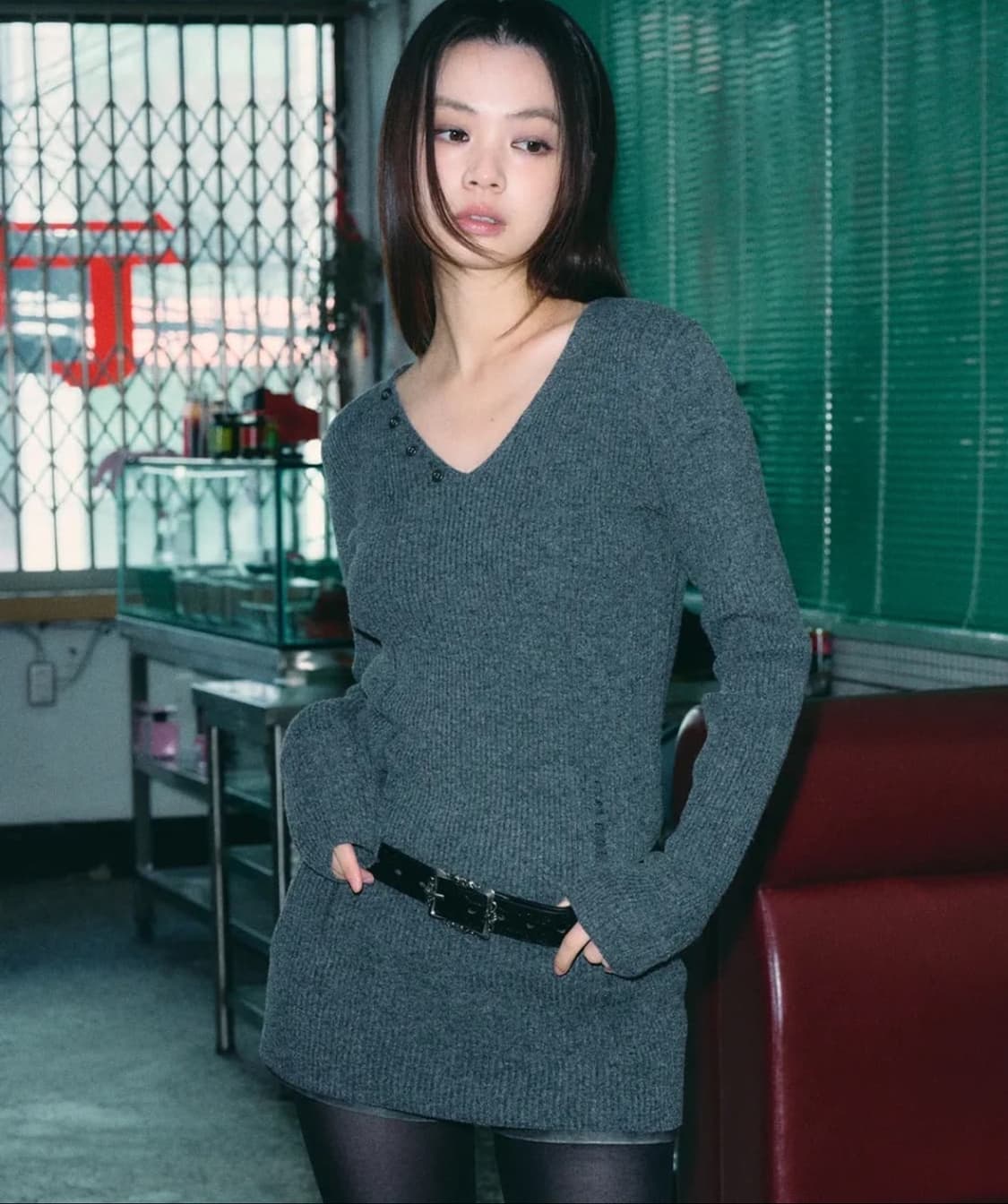 헬레네파리스 데미지드 브이넥 리브드 니트 원피스 차콜 상품이미지1