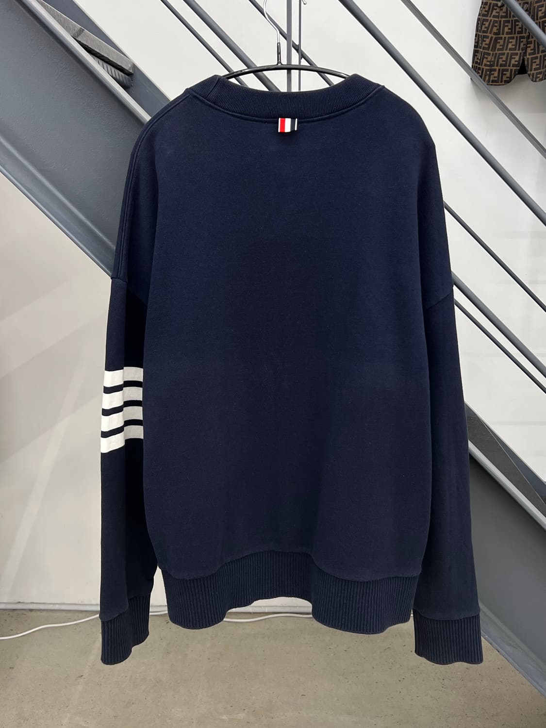 톰브라운 오버사이즈 사선완장 맨투맨 상품이미지2