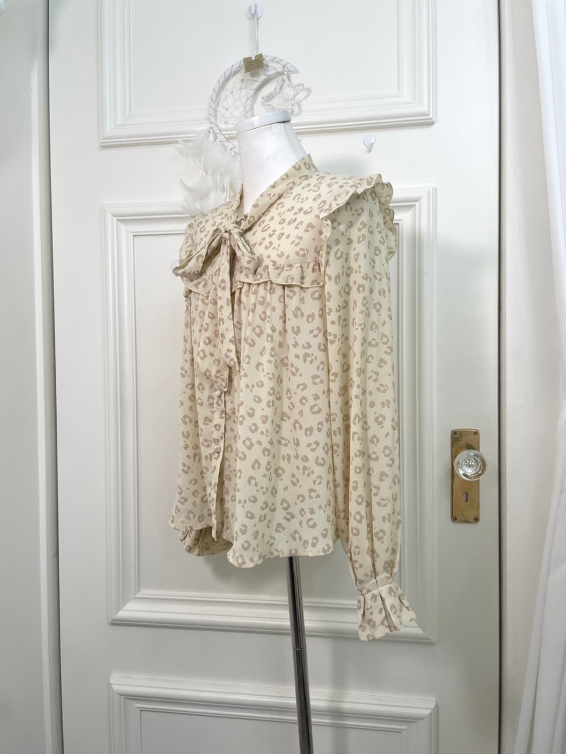 beige leopard ruffle bow blouse(size-F) 상품이미지2