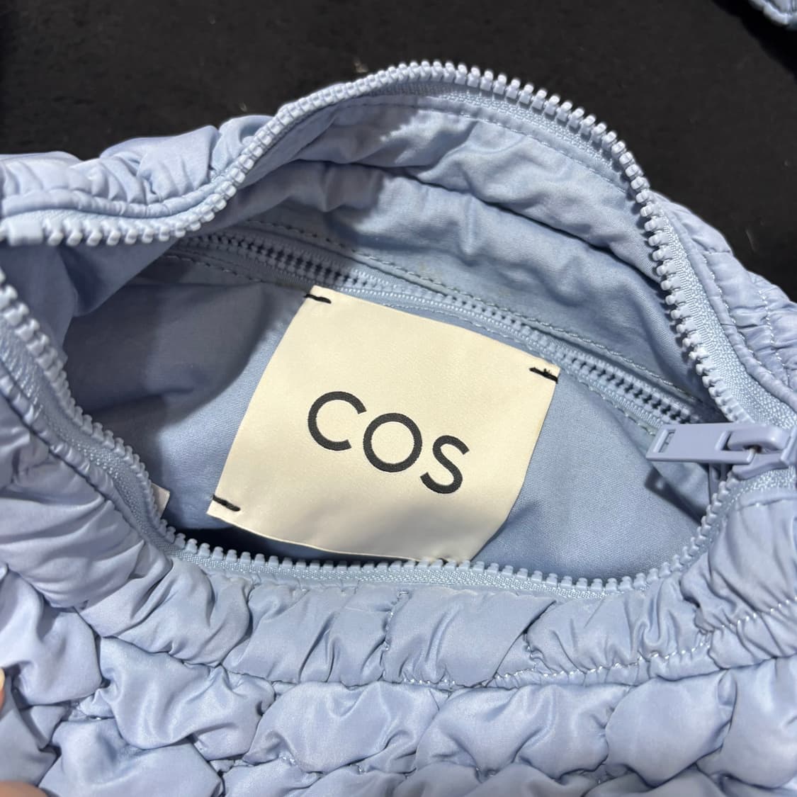 OS 코스 COS 하늘색 퀼티드 구름 숄더백 상품이미지3