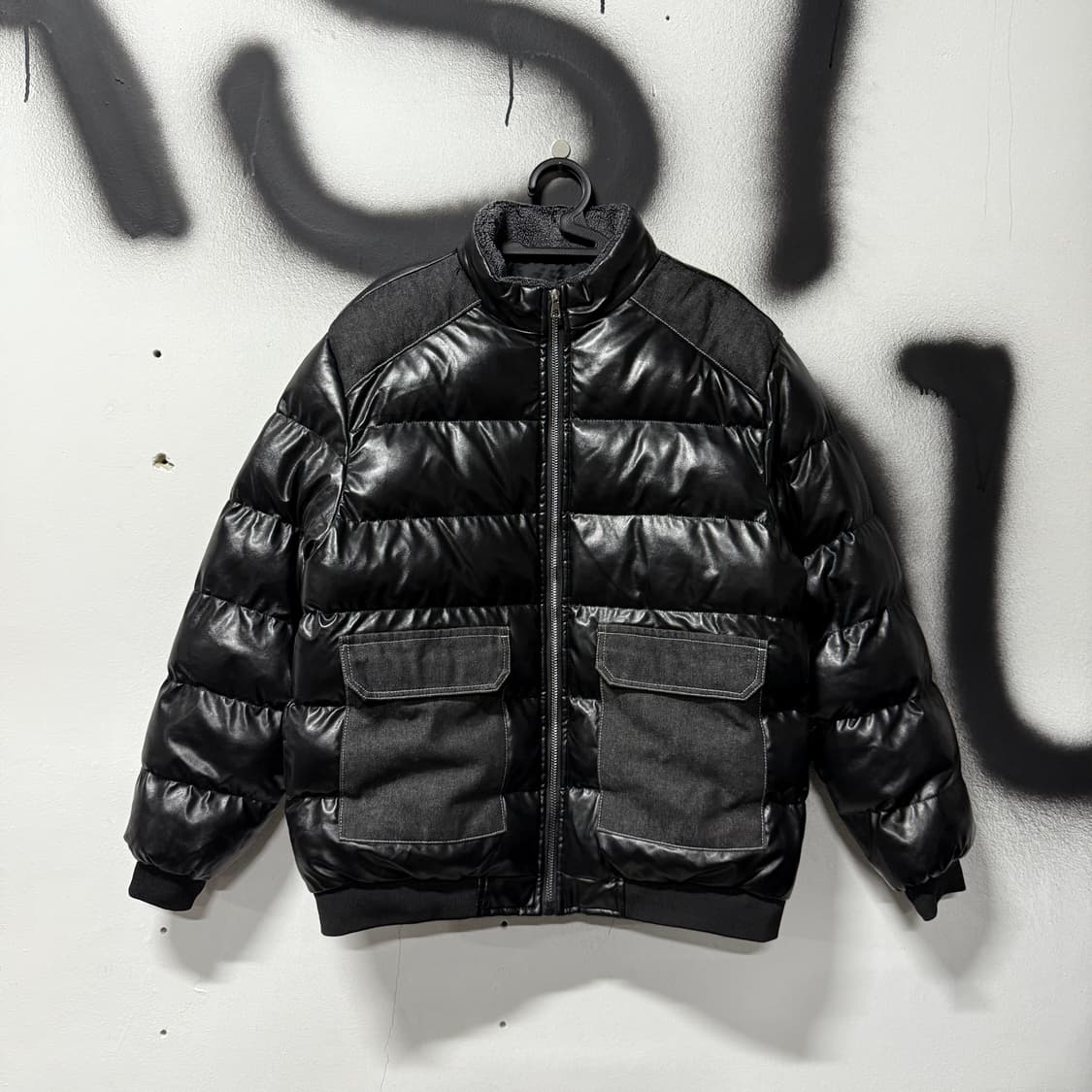 VTG 빈티지 데님 디테일 유광 페이크 레더 다운 점퍼 상품이미지1