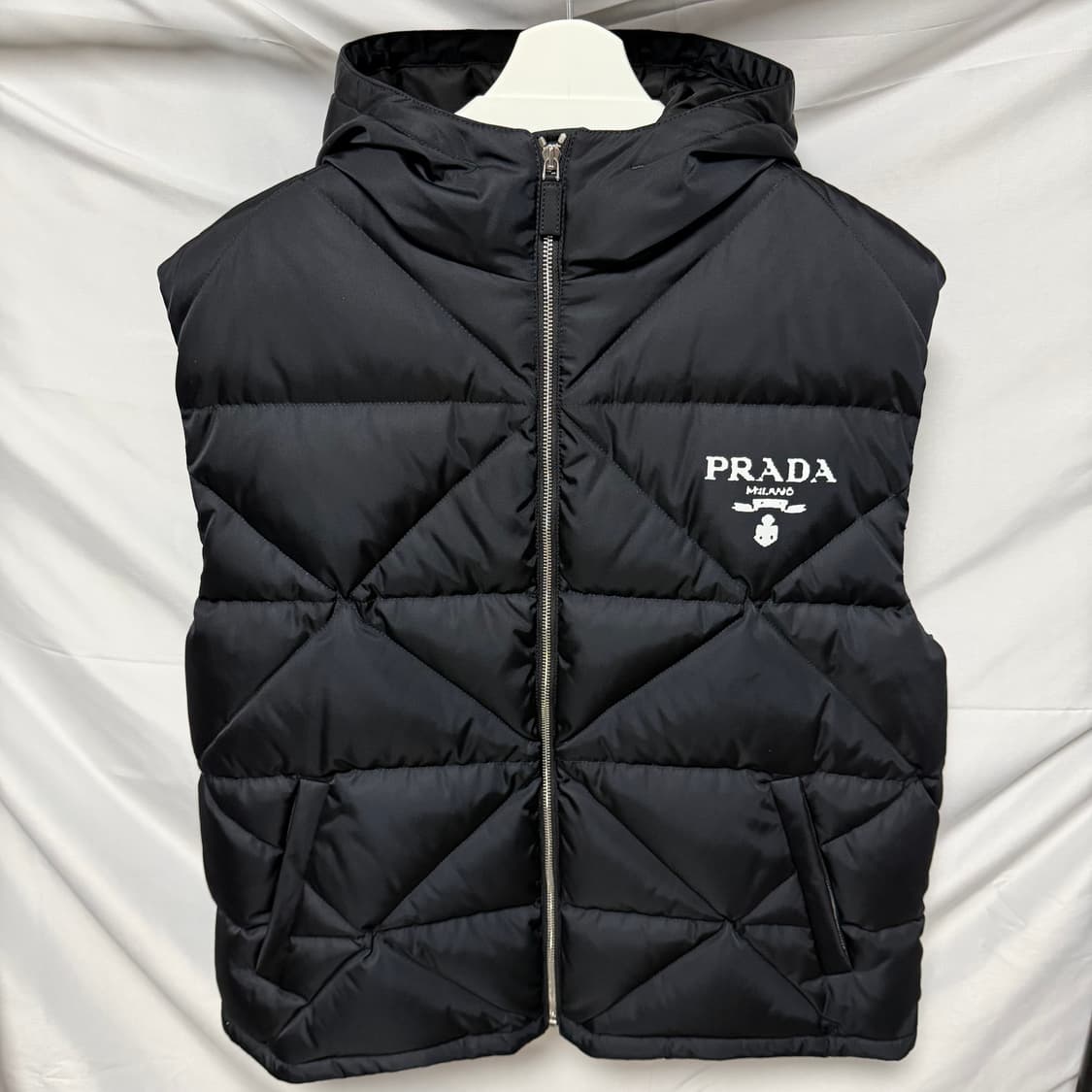 [S급/XL] 프라다 리나일론 다운 후드 패딩 조끼 블랙 상품이미지1
