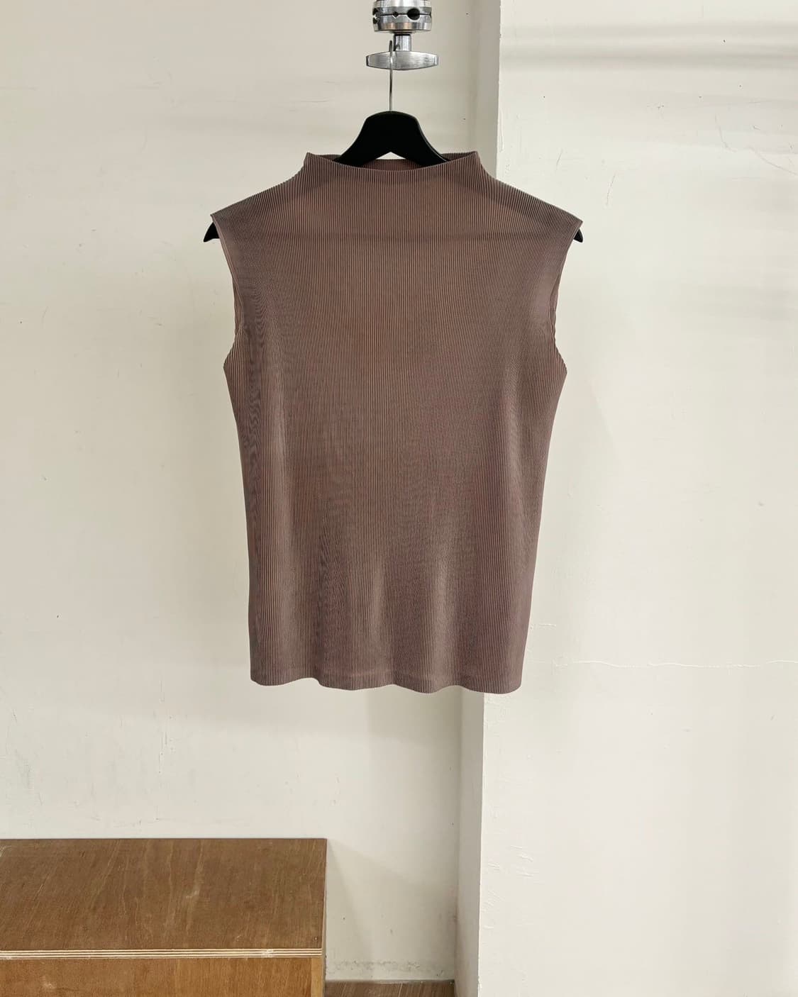 플리츠 플리즈 브라운 모크넥 플리츠 슬리브리스 상품이미지1