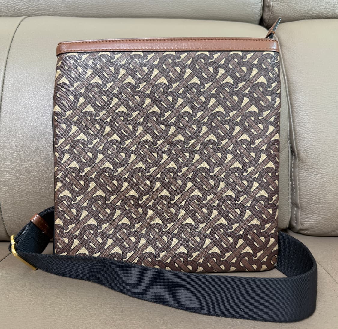 버버리 모노그램 메신저백 크로스백 탄컬러 상품이미지1