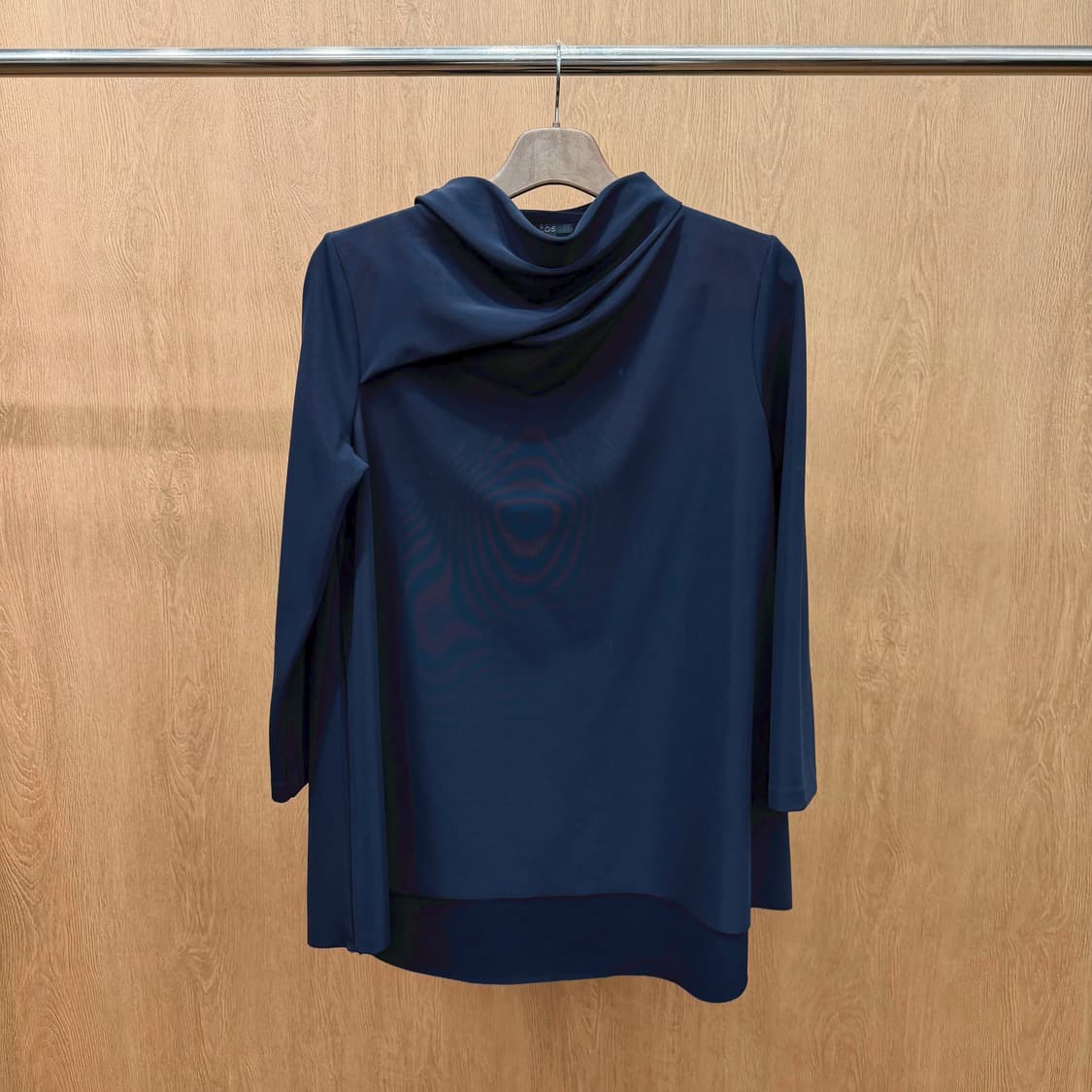 코스 하이넥 롱슬리브 티셔츠 하이로우 밑단 무지 디테일 루즈핏 네이비 상품이미지2