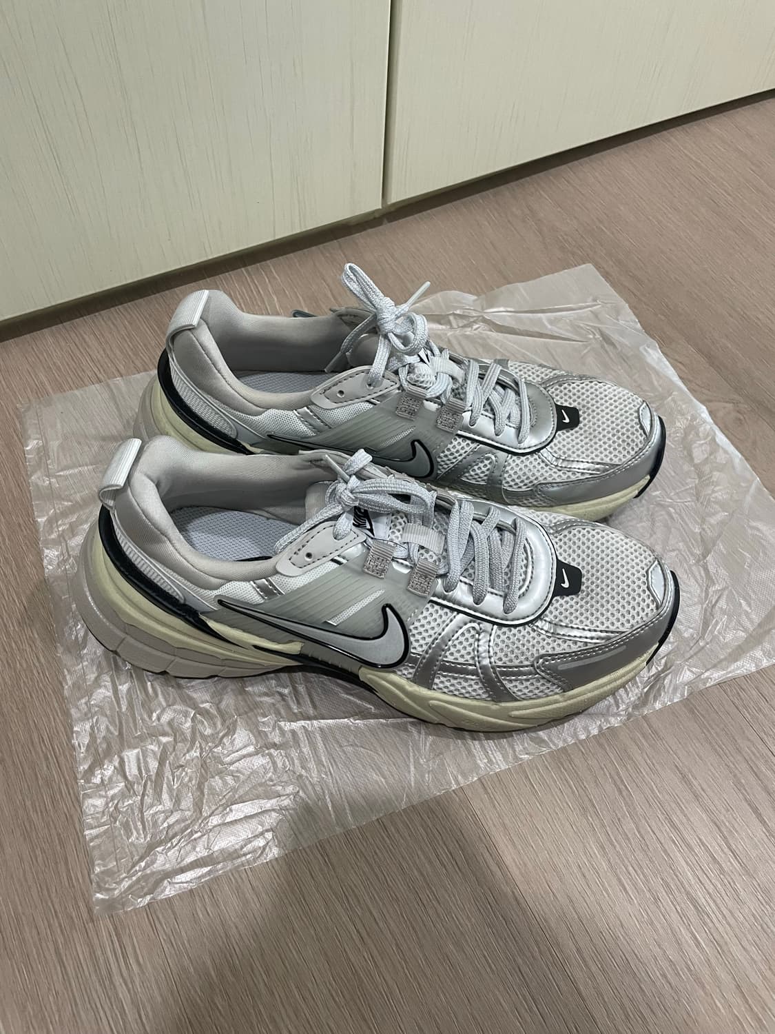 나이키 v2k 런 메탈릭 실버 255 상품이미지2