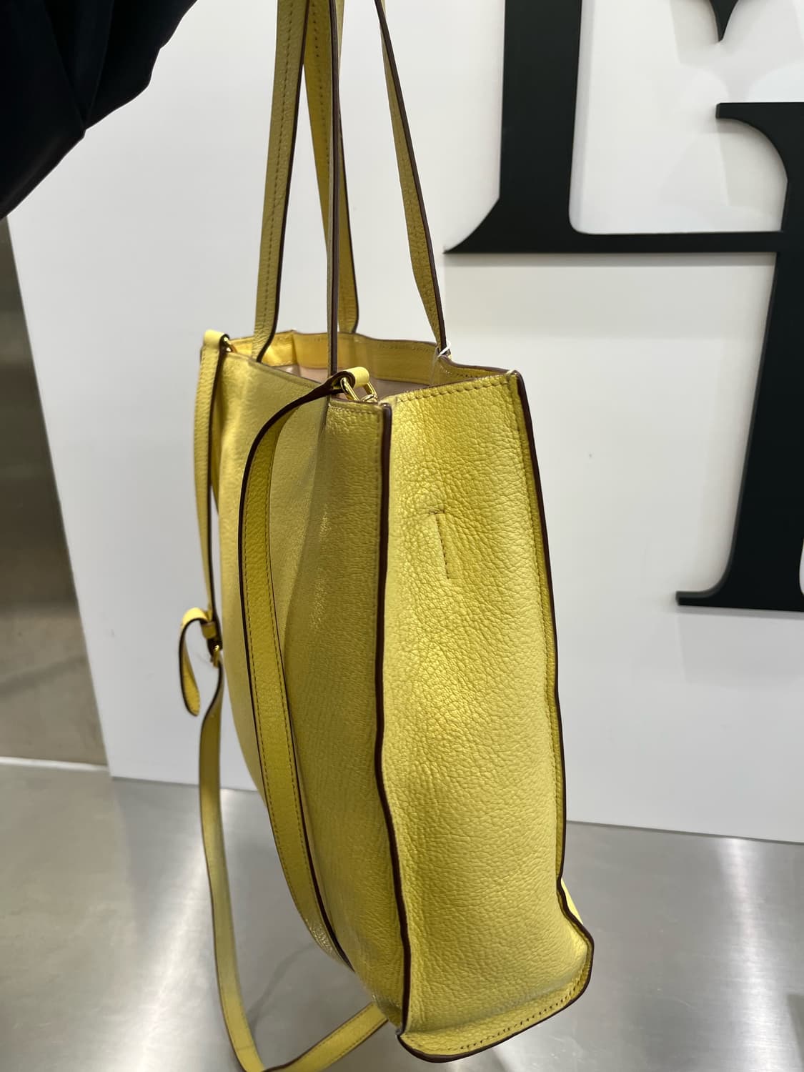 미우미우 마드라스 엠보싱 로고 레더 숄더백 상품이미지4