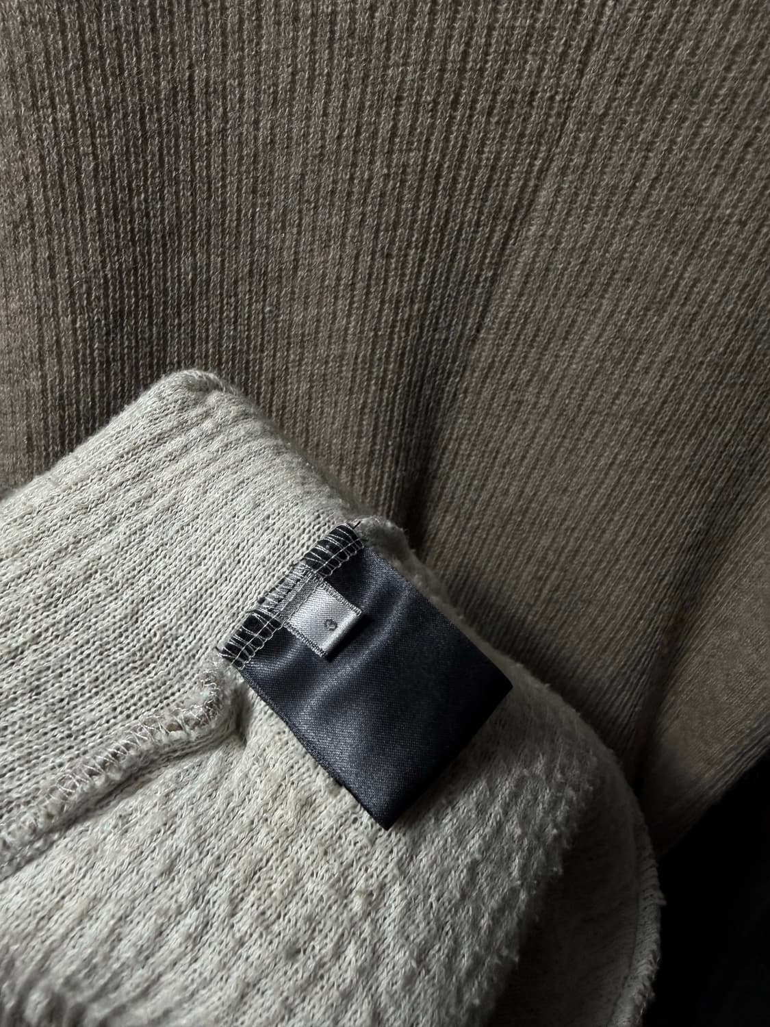 The Viridi-anne Asymmetric Botton Knit 상품이미지8