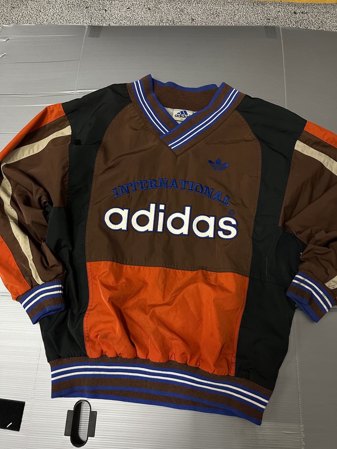 아디다스 빅로고 브이넥 웜업 긴팔 브라운 M-L 상품이미지1