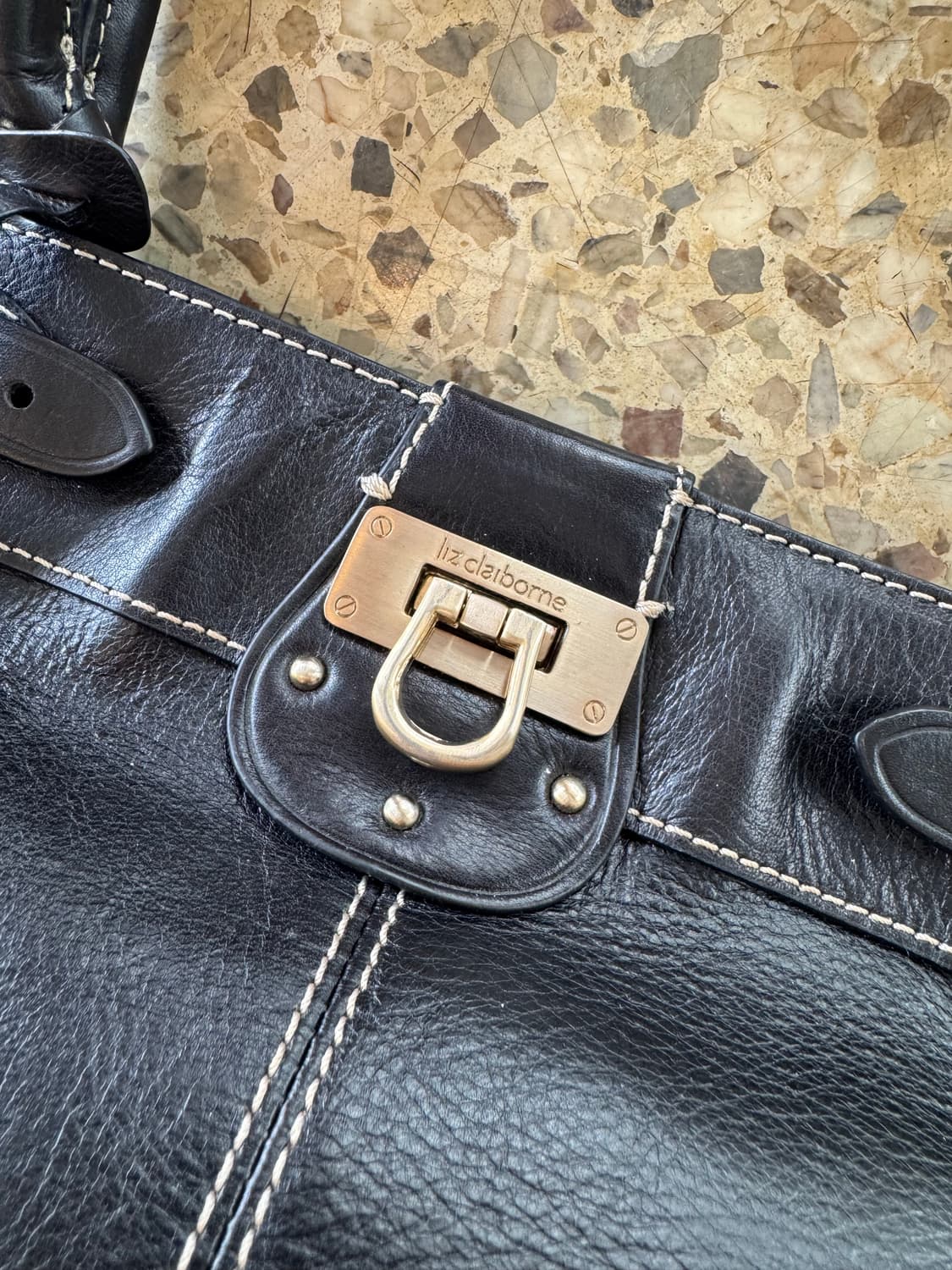 Liz Claiborne 리즈클레이본 버클 디테일 스티치 레더 백 상품이미지3