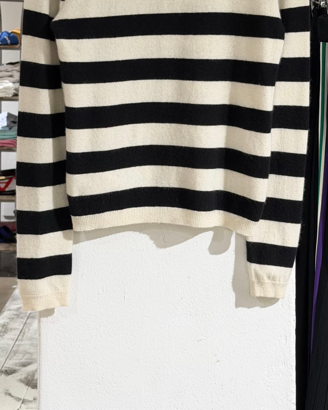 가니 블랙 화이트 스트라이프 크리스탈 버튼 캐시미어 스웨터 상품이미지5