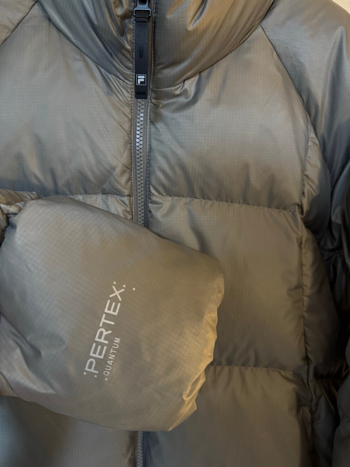 [XL]휠라 FILA 퍼텍스 유니 플로우 다운 패딩 그레이 상품이미지3