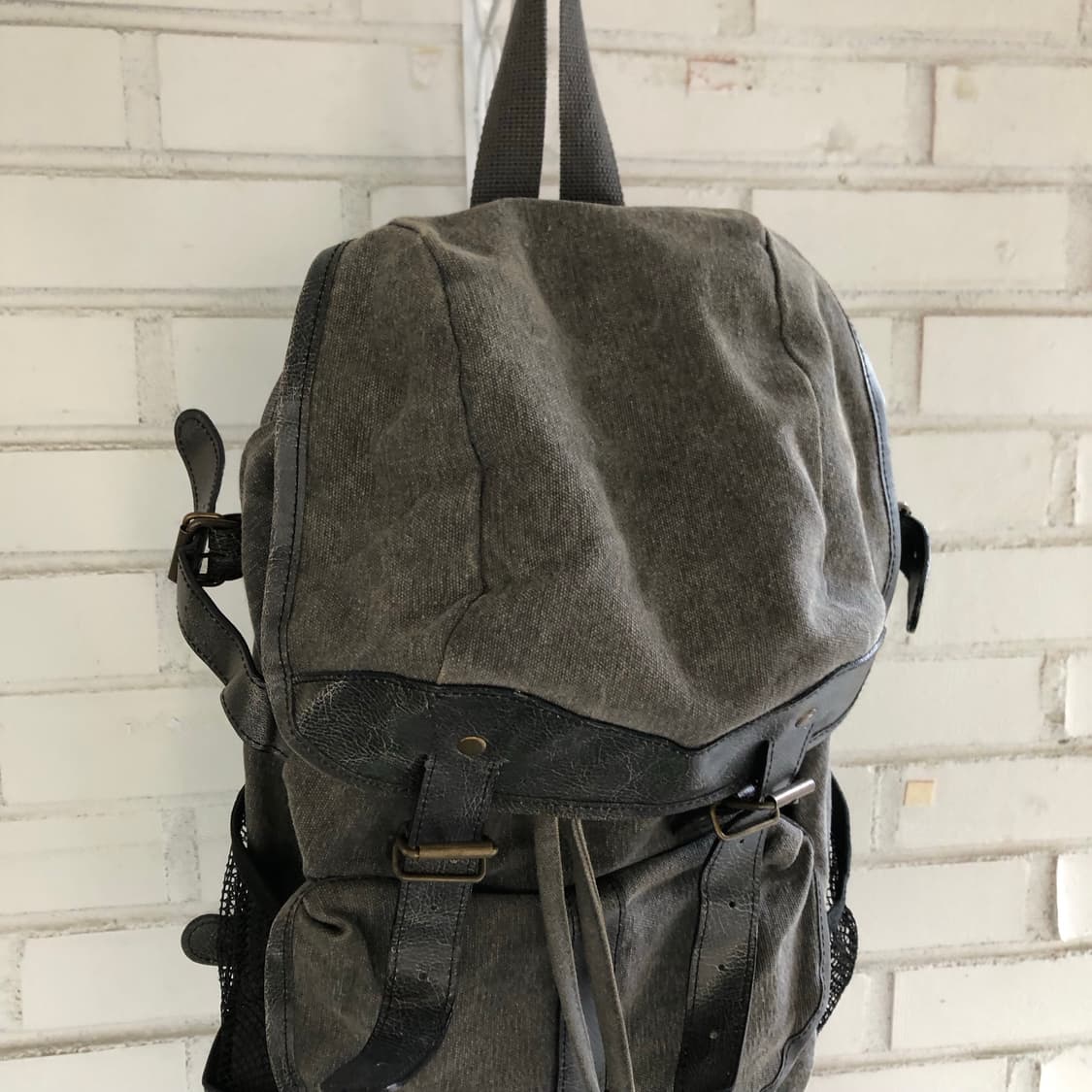 그레이 가죽 빈티지 백팩 상품이미지4