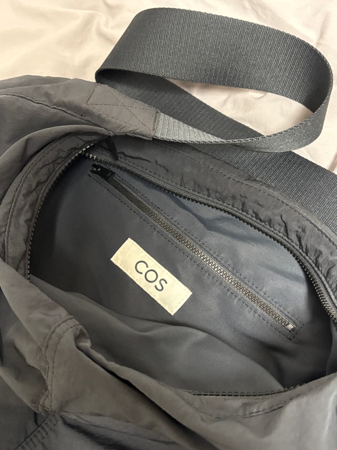 슬라우치 나일론 메신저백 다크네이비 상품이미지4