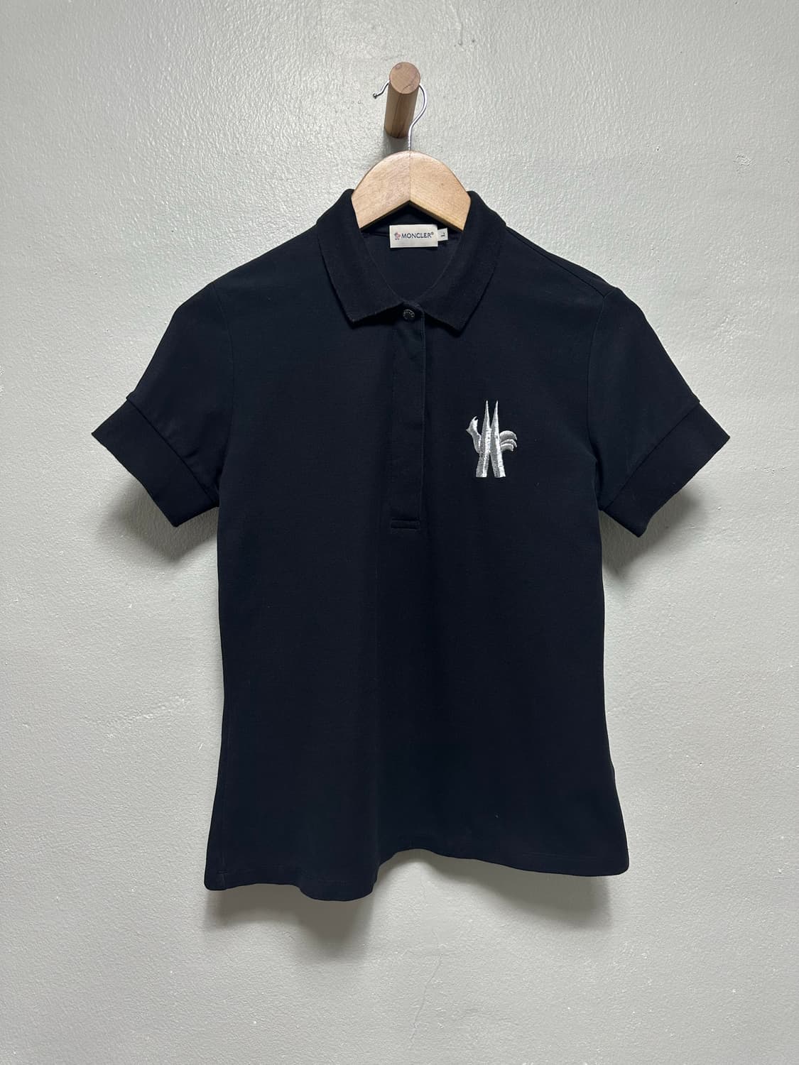 몽클레어 자수 로고 카라티 상품이미지1