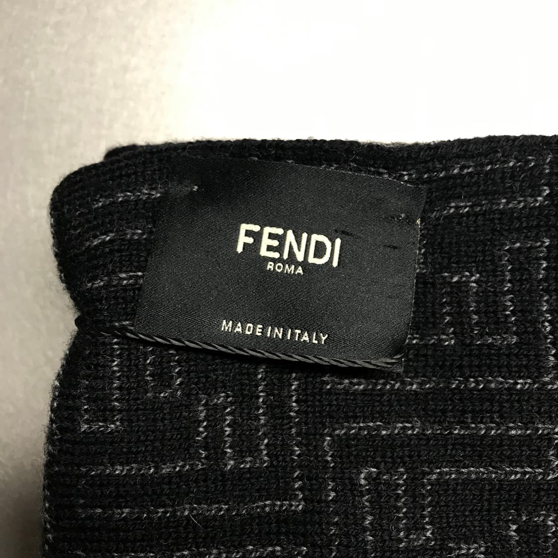 펜디 로고 머플러 블랙 상품이미지4