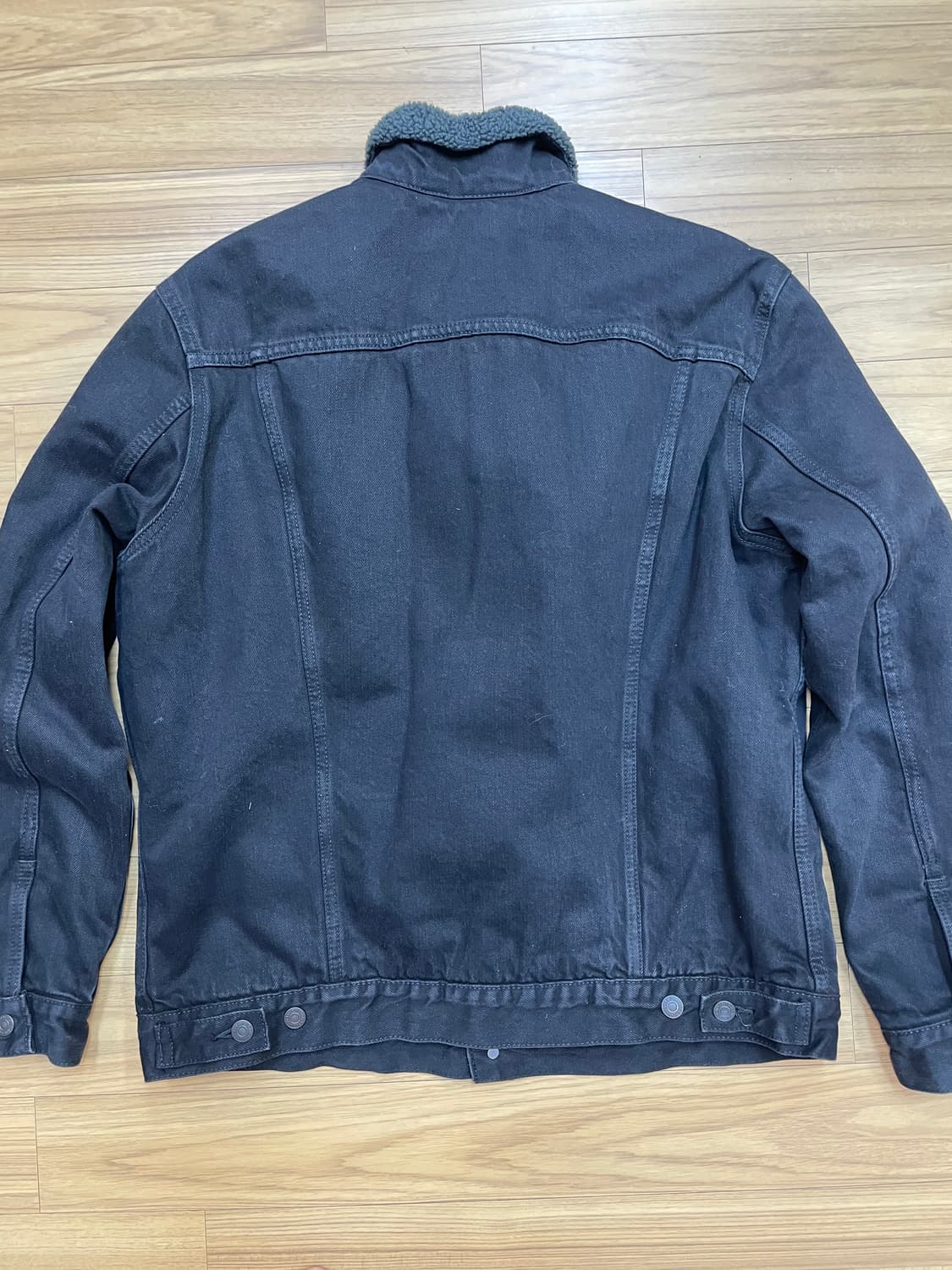 리바이스 블랙 쉐르파 트러커 자켓 XL사이즈 판매합니다. 블랙 색상이라  상품이미지2