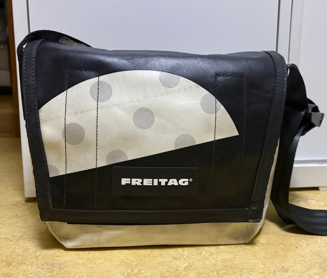 (중고) 프라이탁 라씨 블랙화이트 흰검 도트 전사 (민트택 포함) 상품이미지1