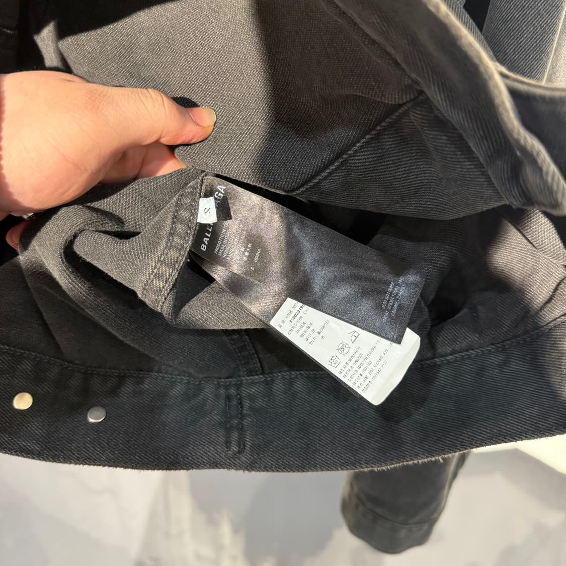 [정품] 발렌시아가 스프레이 워싱 데님 자켓 105사이즈 상품이미지5