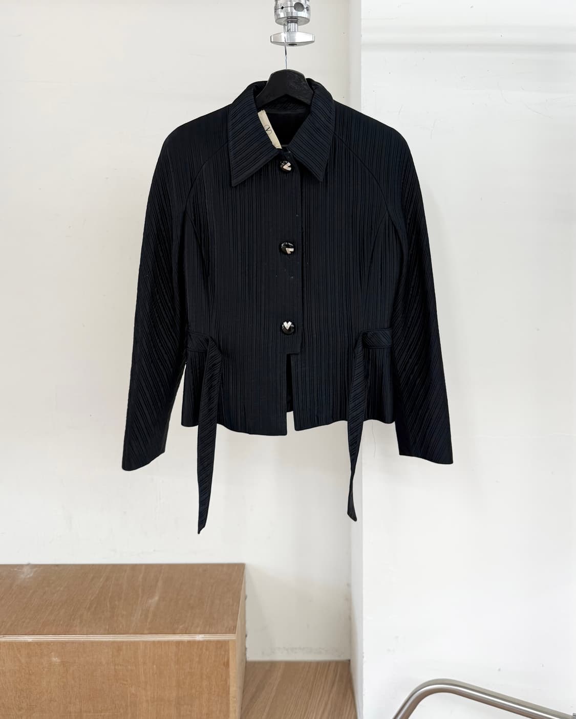  발렌티노 블랙 플리티드 자켓 상품이미지1