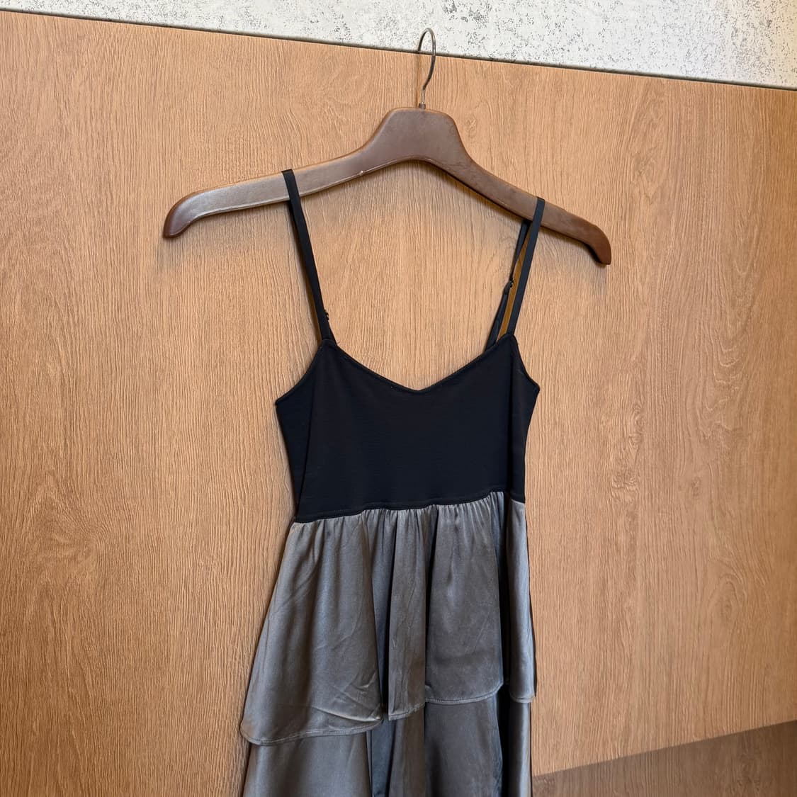 띠어리 슬리브리스 미니 원피스 러플 레이어드 디테일 블랙 카키 상품이미지7