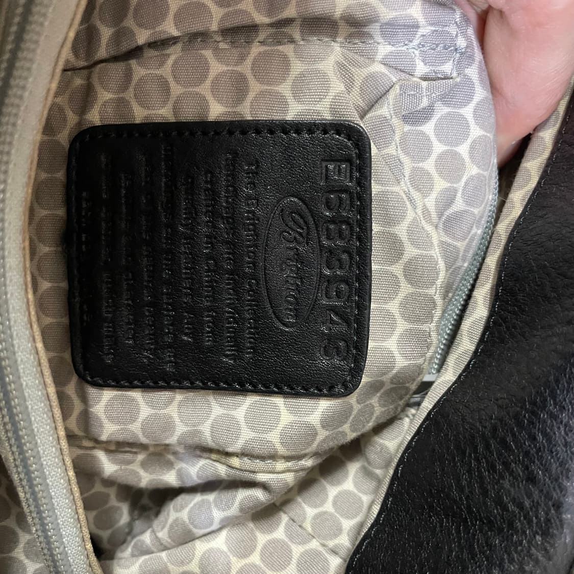 Brighton 블랙 가죽 스터드 숄더백 상품이미지10