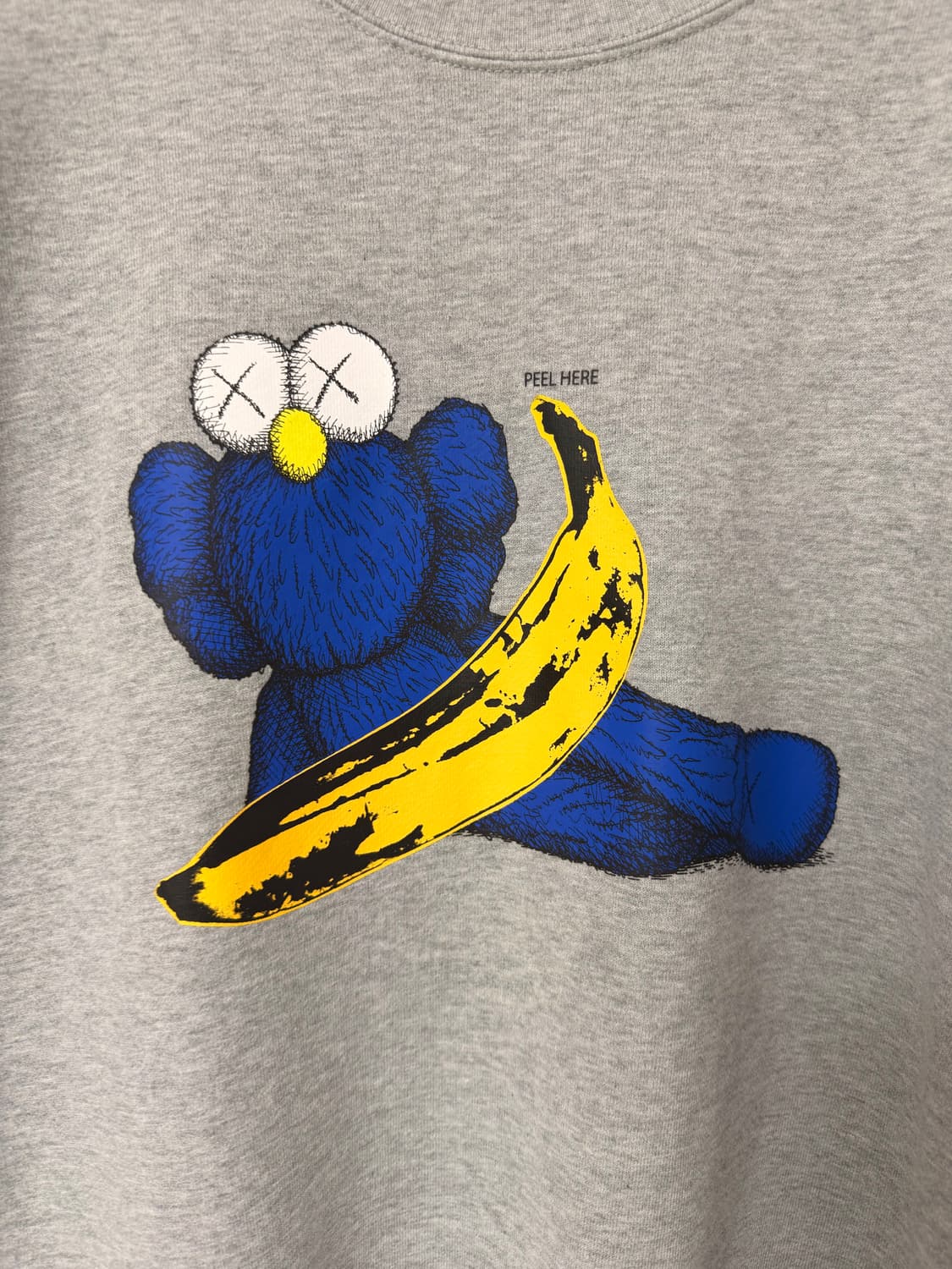 유니클로 KAWS 바나나 맨투맨 회색 상품이미지3