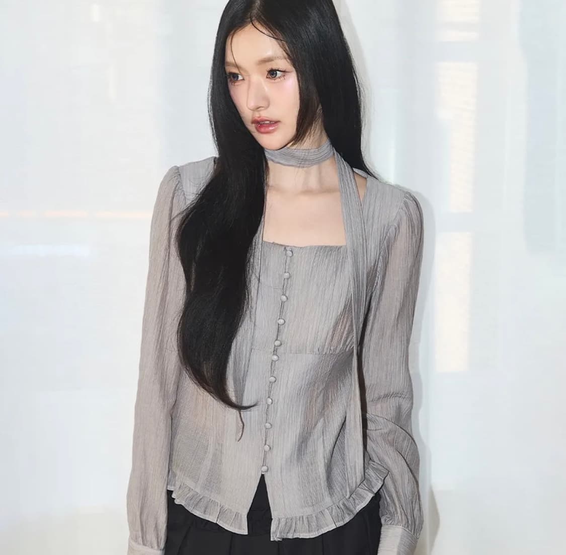 일리고 리본 타이 스퀘어넥 롤블라우스 그레이 상품이미지1