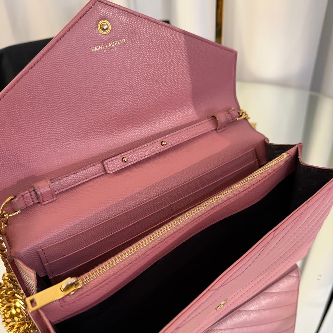 생로랑 모노그램 마틀라세 엔벨로프 카산드라 체인 크로스백 상품이미지4