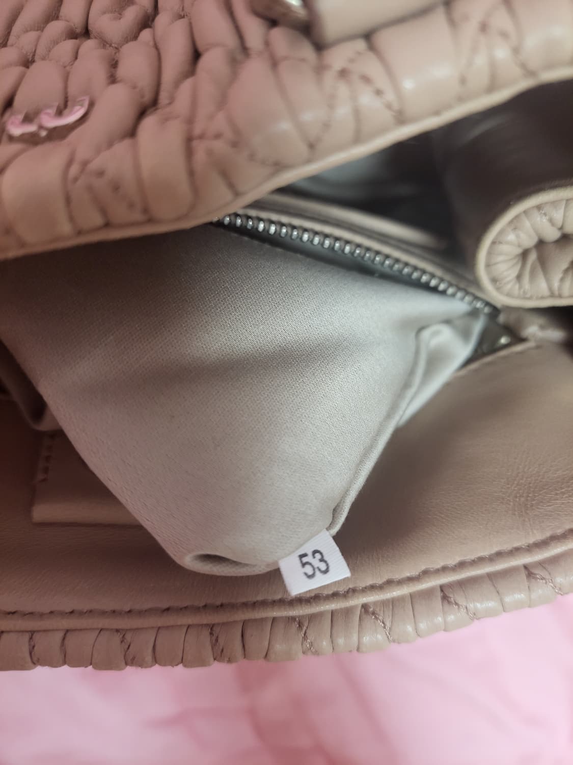 정품)급처상태좋음!미우미우 핑크 마틀라쎄 나파 크리스탈사첼토트크로스백가방 상품이미지3