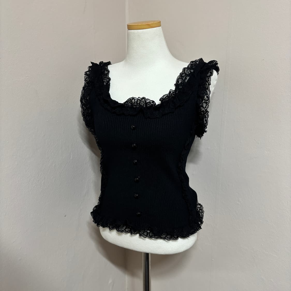 블랙 레이스 프릴 버튼 골지 슬리브리스 상품이미지2