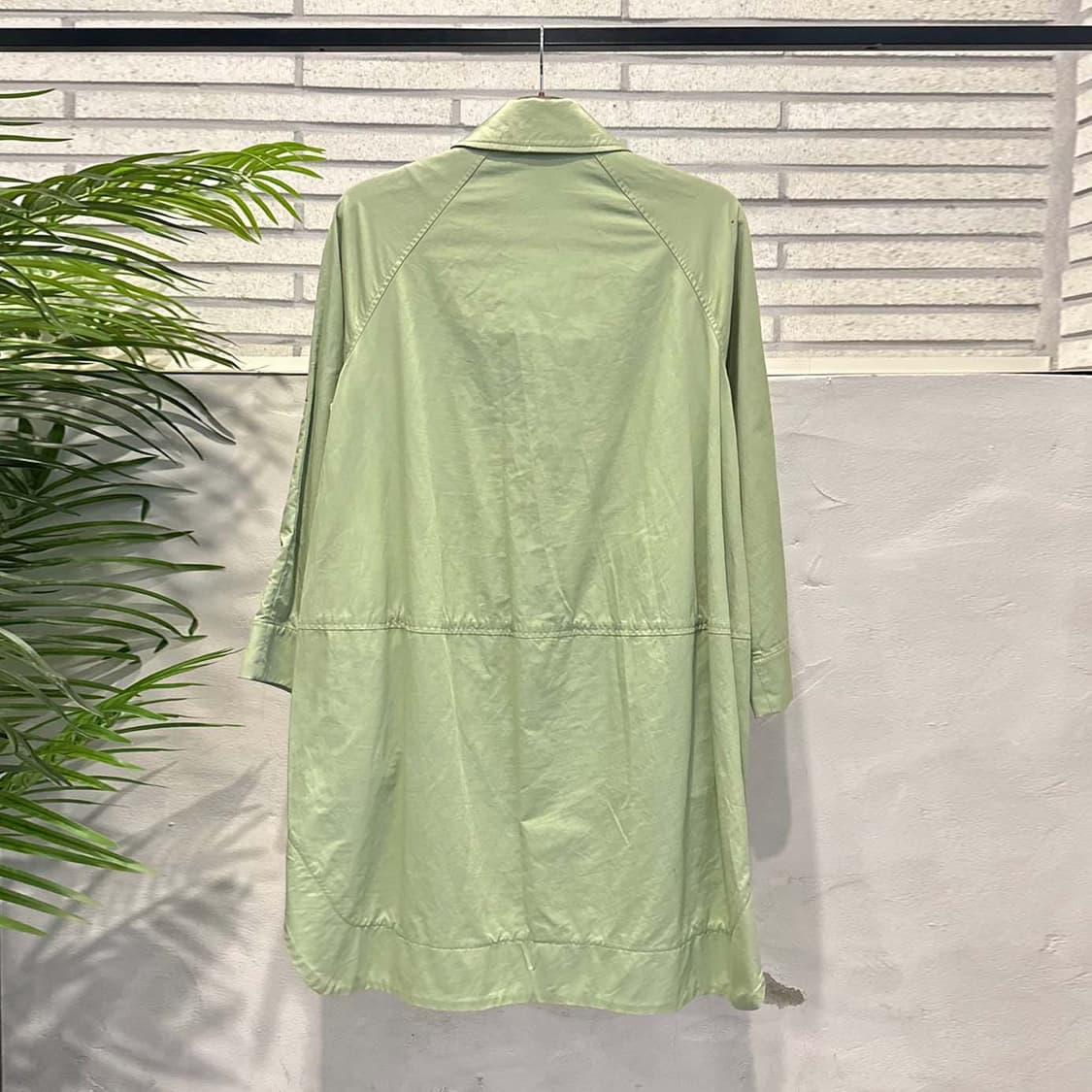 코스 카라넥 트렌치코트 레글런 히든버튼 투포켓 디테일 연그린 상품이미지3