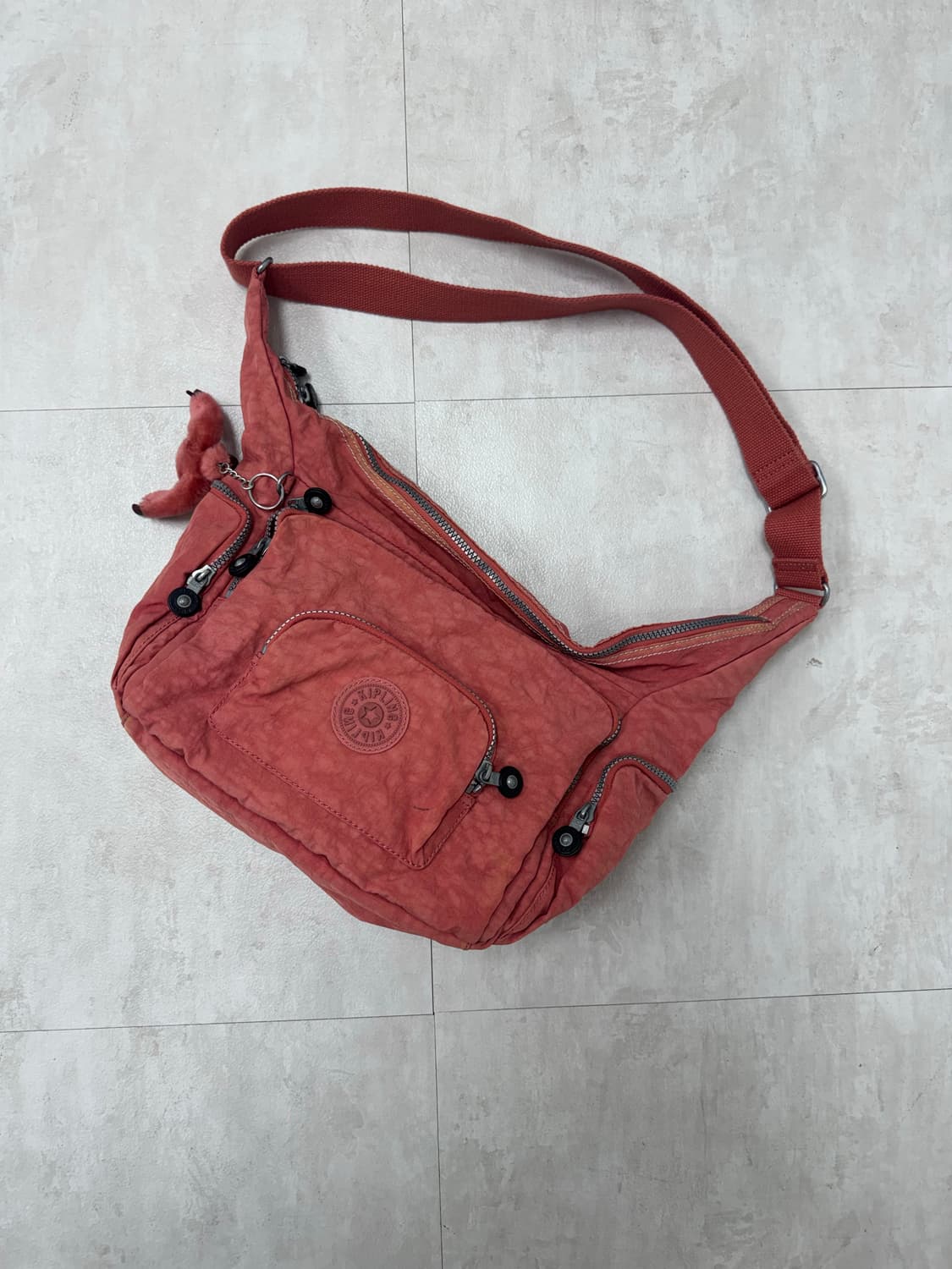 •Kipling 히피 Y2K 슬링백 코랄  상품이미지1