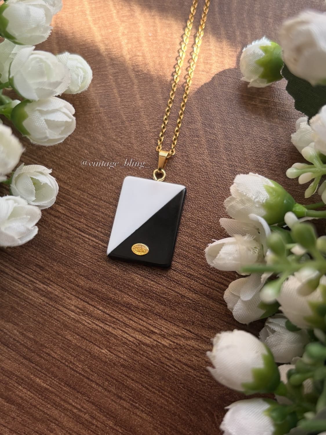 샤넬 블랙&화이트 하프 스퀘어 목걸이 상품이미지2