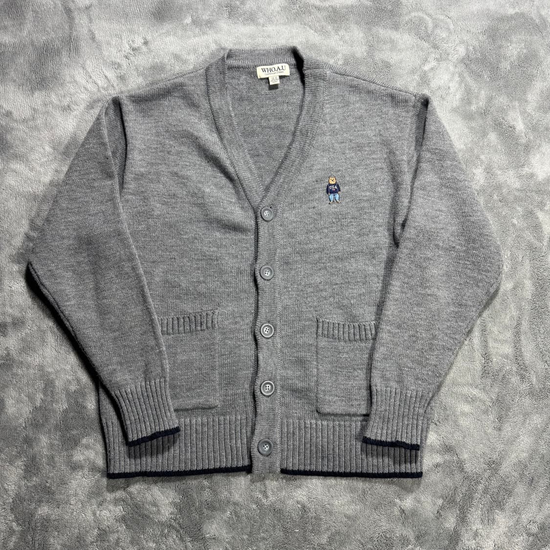 WHO.A.U 그레이 곰돌이 자수 가디건 상품이미지1