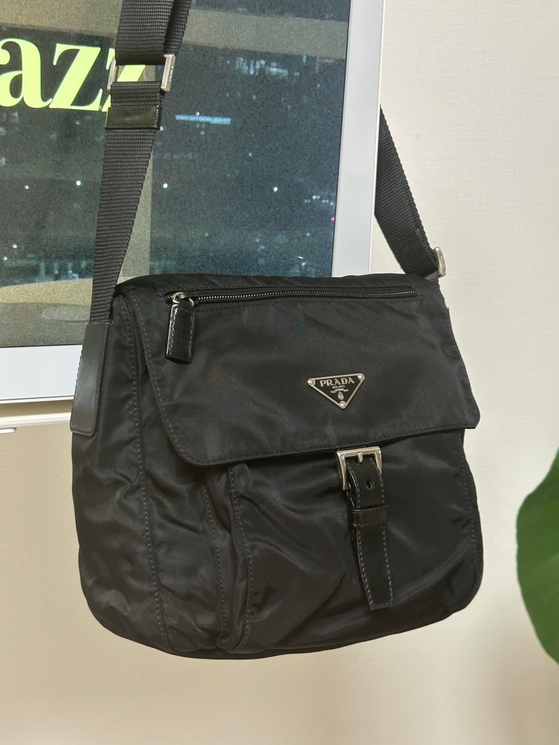 프라다 나일론 포코노 버클 크로스백 주우재백 상품이미지1