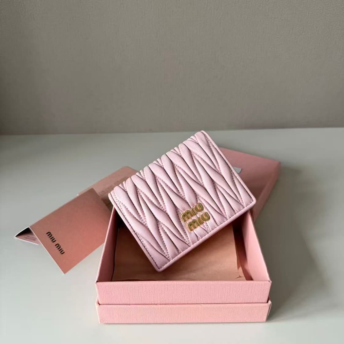 미우 미우 마테라쎄 나파 레더 카드 반지갑 알라바스터 핑크 상품이미지4