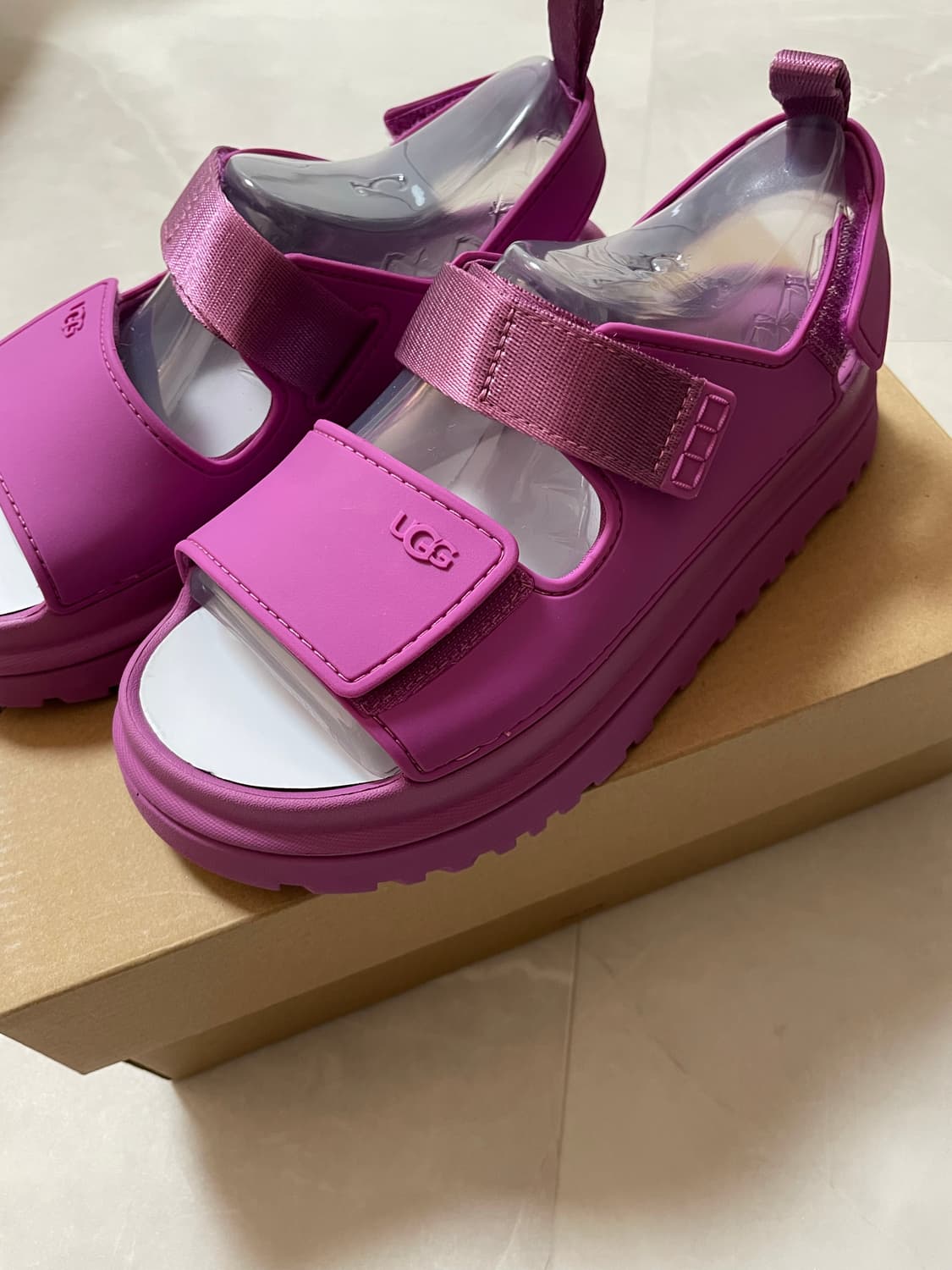 어그 골든글로우 키즈샌들 220 상품이미지3