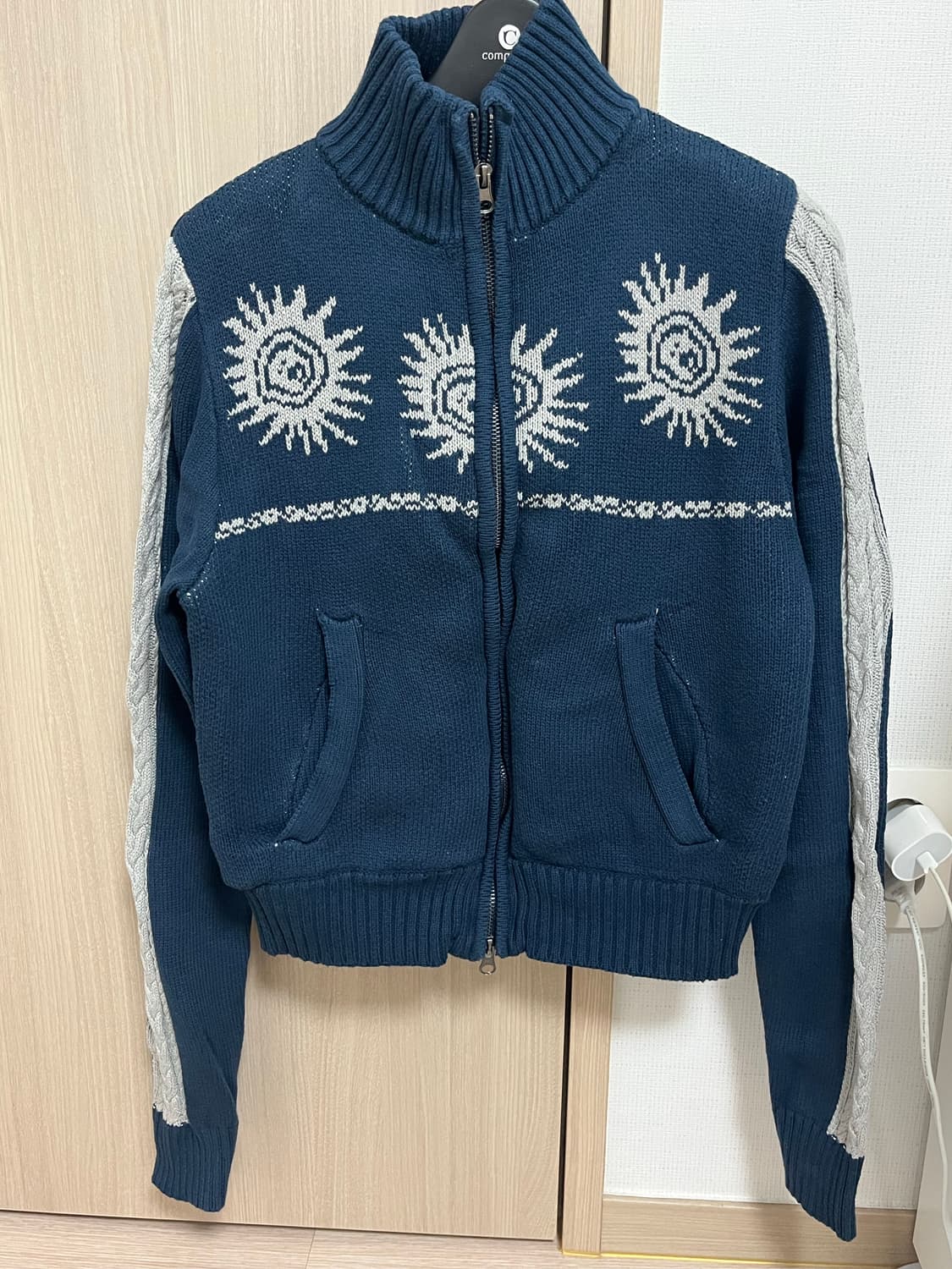 아캄 Sun Jacquard Zip-Up Sweater 1 상품이미지4