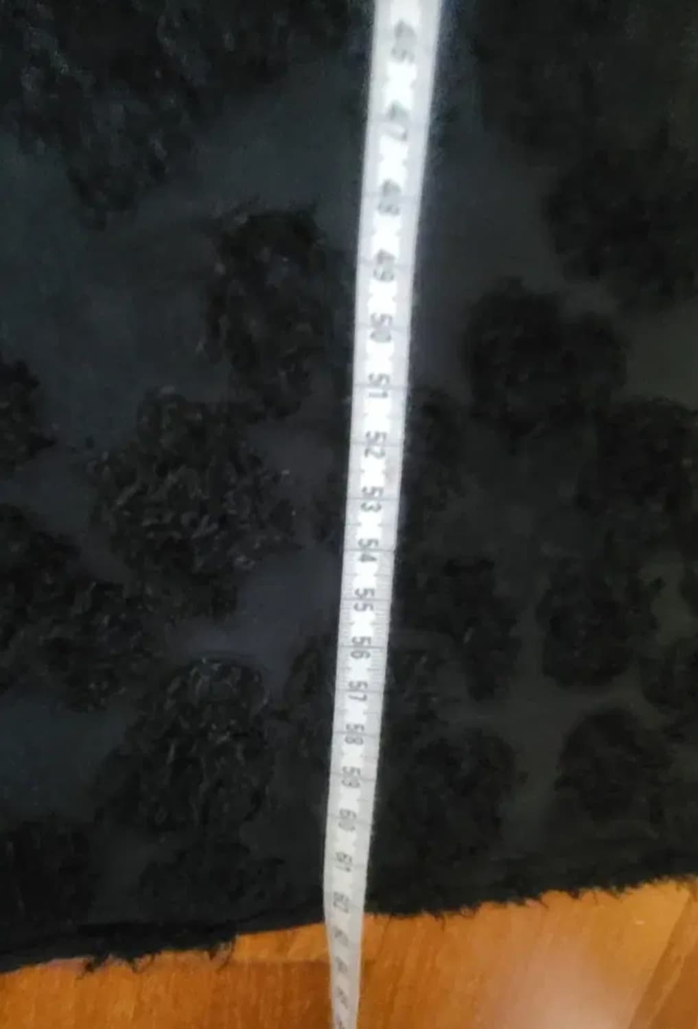 블랙 색상의 독특한 질감 패턴이 돋보이는 우아하고 고급스러운 블라우스 상품이미지8