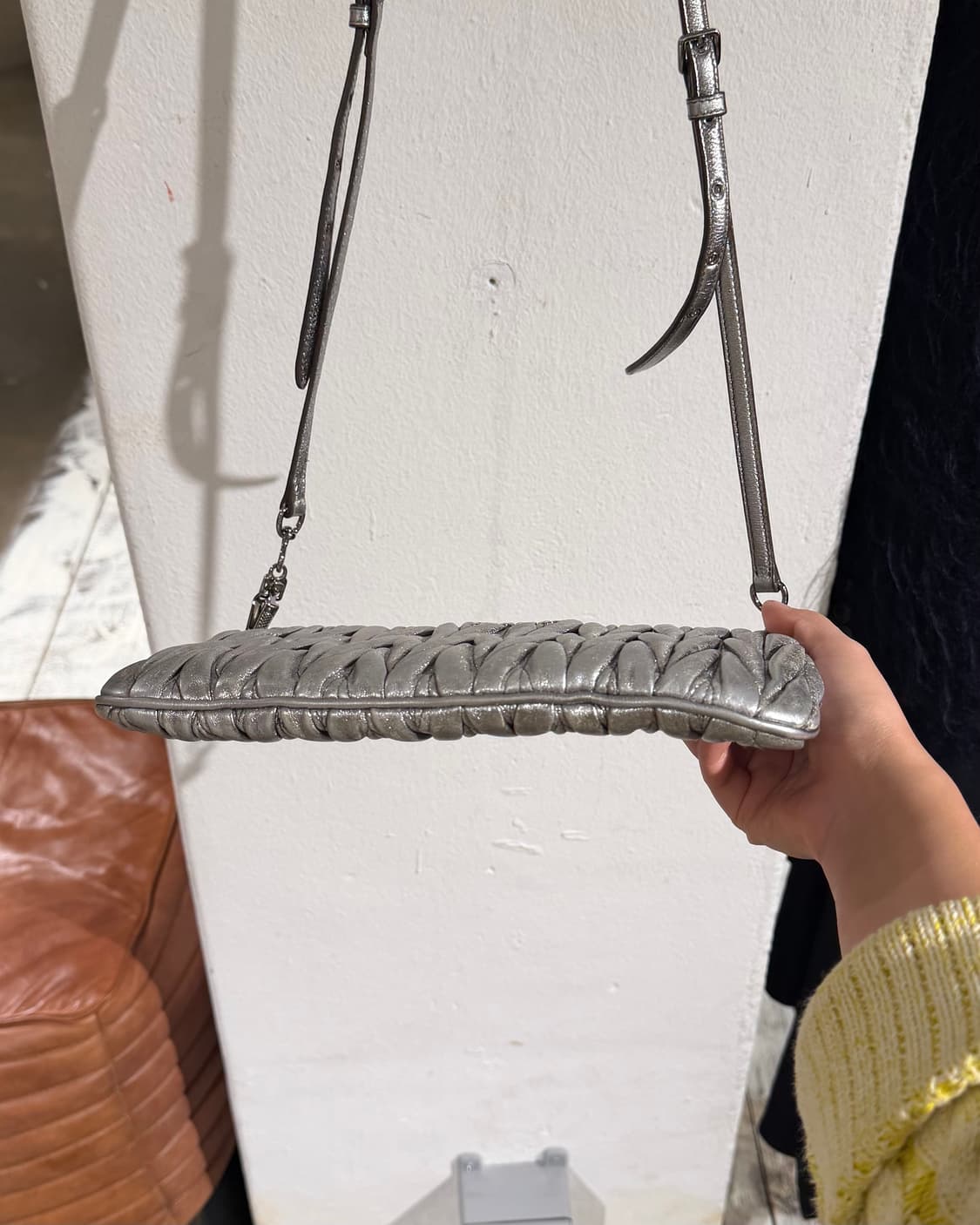 미우미우 실버 마테라쎄 클러치 상품이미지6