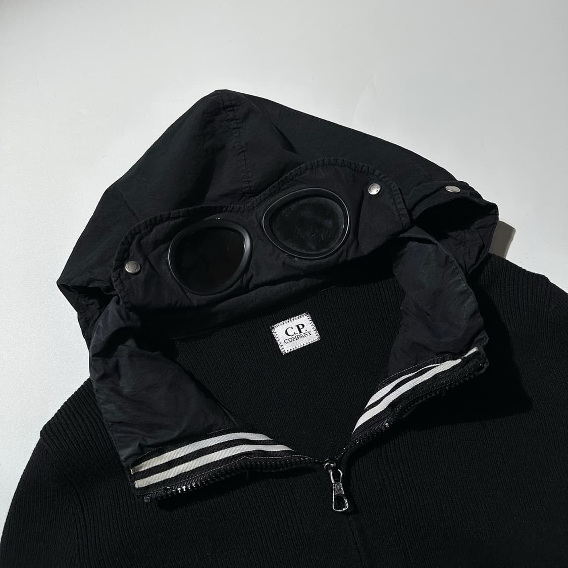CP컴퍼니 고글 후드 니트 집업 자켓 블랙 상품이미지4