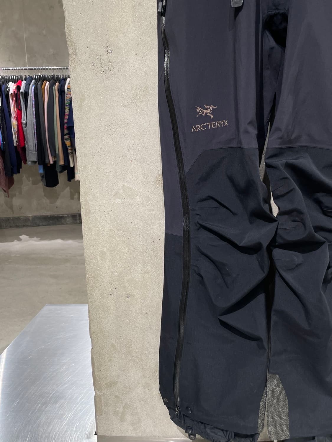 아크테릭스 맨즈 블랙 로고 고어텍스 테크웨어 오버올 상품이미지4