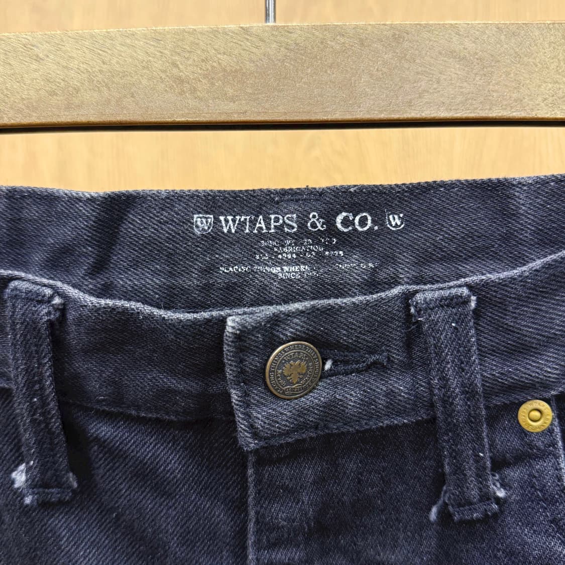 더블탭스 데님팬츠 유즈드워싱 전면지퍼 포켓디테일 슬림핏 블랙 상품이미지8