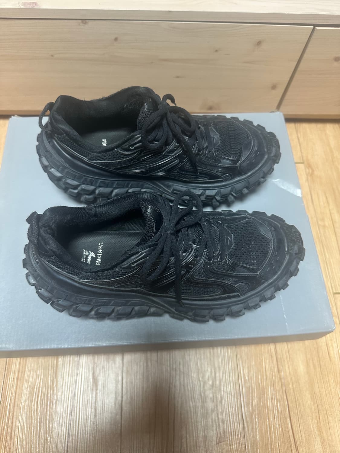 발렌시아가 디펜더 블랙 40(265) 상품이미지1