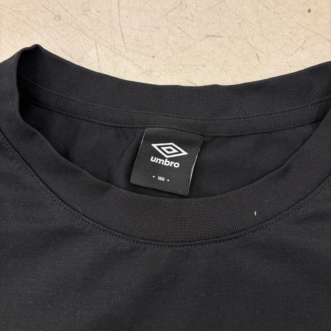 엄브로 스몰로고 블랙 티셔츠 상품이미지3