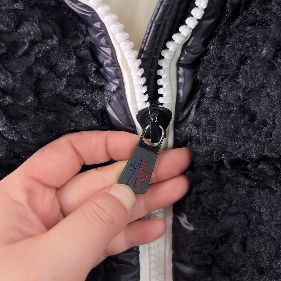 W100 몽클레어 25FW 패딩 베스트  상품이미지4